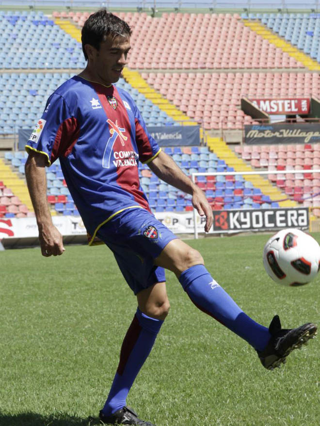 El Levante ha presentado al lateral derecho Javi Venta, procedente del Villarreal. El asturiano se ha puesto su nueva camiseta y se ha puesto a dar toques con el baln.