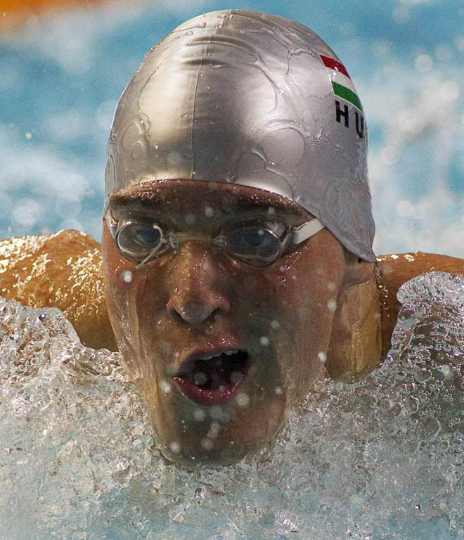El nadador hngaro Bence Biczo, muestra esta cara tan desfigurada en la final de los 200 metros mariposa en los Juegos Olmpicos de la Juventud, que se estn disputando en Singapur.