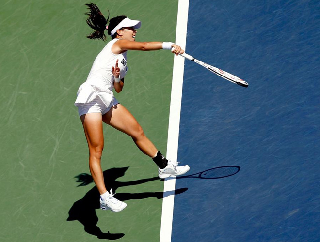 La china Jie Zheng sirviendo en su partido contra Kuznetsova en el Torneo de Montreal