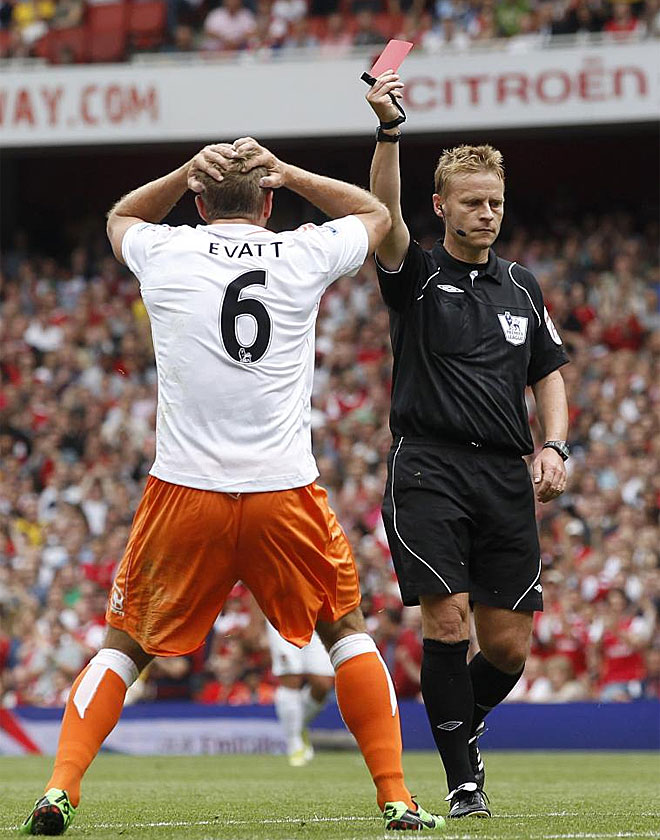 Ian Evatt, jugador del Blackpool, se lleva las manos a la cabeza al ser expulsado frente al Arsenal tras cometer un dudoso penalti.