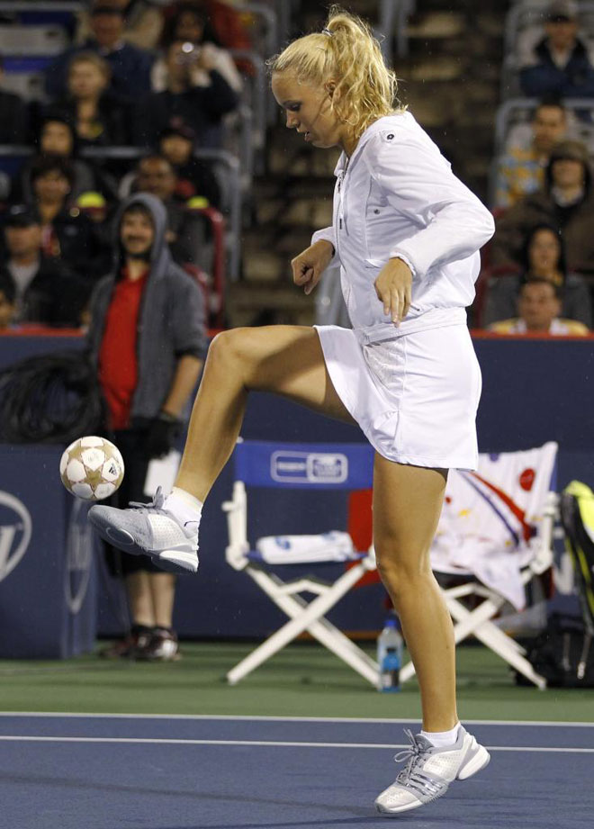 La tenista danesa Caroline Wozniacki jugando al ftbol durante un parn por culpa de la lluvia durante su partido en Montreal contra la rusa Svetlana Kuznetsova.