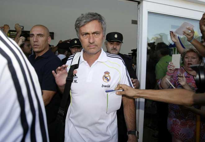 Jos Mourinho est en Alicante junto a casi toda la plantilla del Real Madrid, donde numerosos aficionados fueron a recibirlos al aeropuerto.