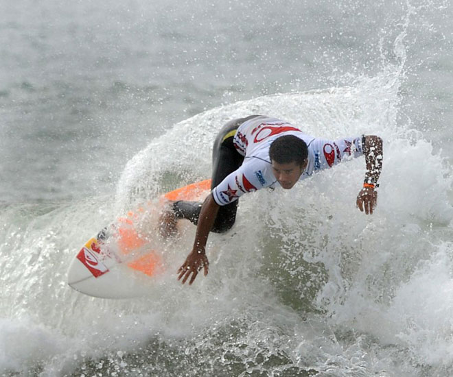 El Surfista brasileo Dantas Wiggolly realiza una acrobacia durante el festival de surf Sooruz Lacanau Pro en Lacanau, al suroeste de Francia.