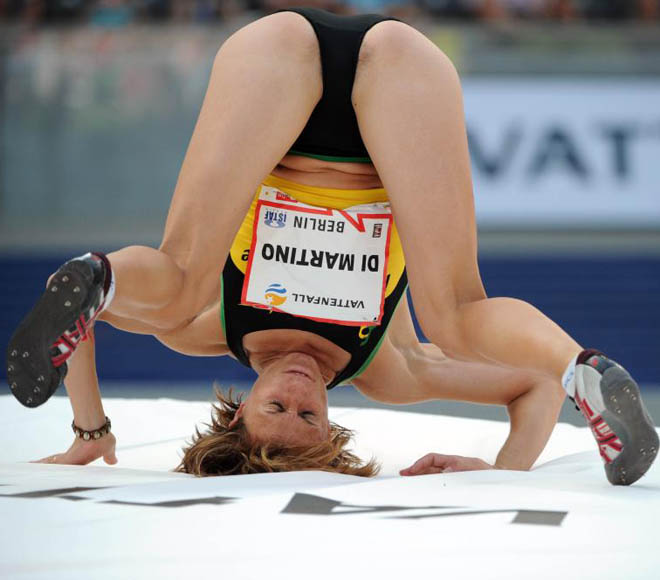 La atleta italiana Antonietta Di Martino cae de esta guisa en la prueba de salto de altura de la reunin de Berln.