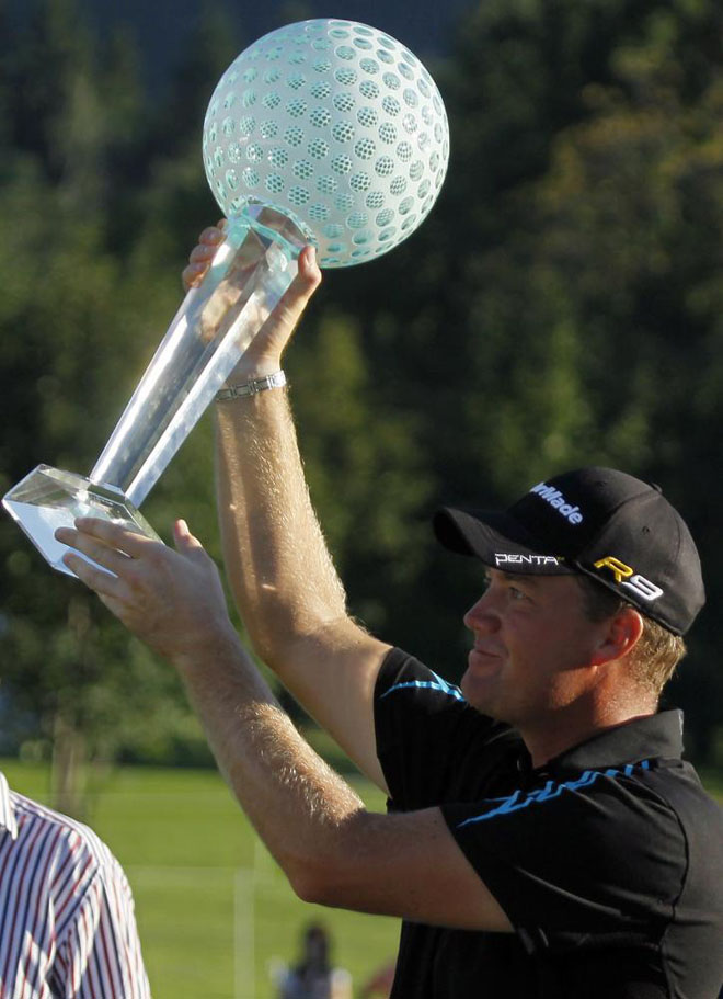 El golfista sueco Peter Hanson, posa con el trofeo despus de ganar Abierto de la Repblica Checa.
