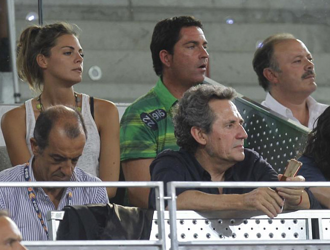 El cantante y la actriz estuvieron viendo el choque junto al tcnico del Barcelona Xavi Pascual.