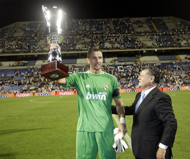 Dudek, con el brazalete, levant el Trofeo Ciudad de Alicante. Antes que el polaco, durante el partido tambin fueron capitanes Marcelo y Gago. Cosas del ftbol.