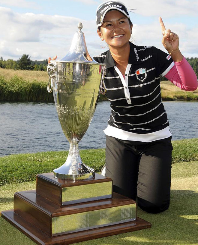 La japonesa Ai Miyazato, posa con el trofeo en el hoyo 18 despus de ganar el LPGA Safeway Classic de golf en North Plains, Oregn.