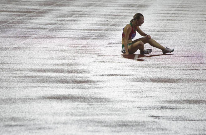 La atleta bielorrusa Anastasiya Puzakova, acab de esta manera, sentada en la pista y con un cansancio enorme, tras completar la carrera de 2000m obstculos femenino de los Juegos Olmpicos de la Juventus 2010 de Singapur.