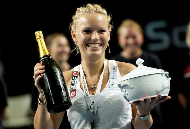 La danesa Caroline Wozniacki celebrando su triunfo, con un original modelo, en el e-Boks Sony Ericsson Open 2010.