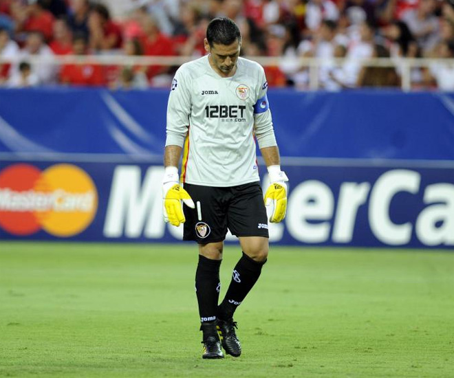El portero sevillista falló en el primer gol de los portugueses, y se mostró con gesto contrariado al final del encuentro.