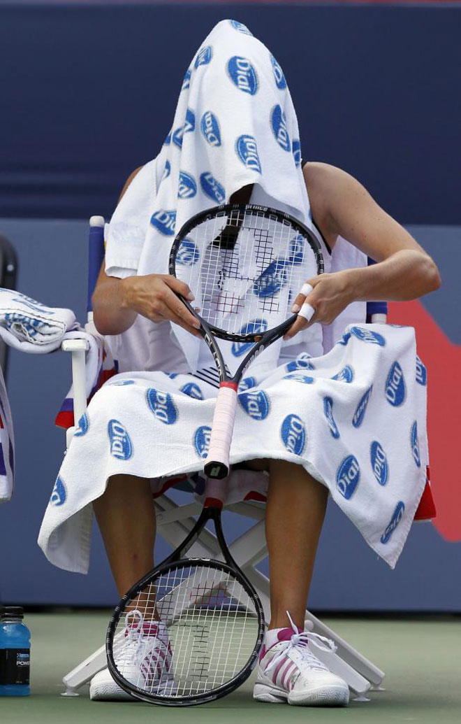 La rusa Vera Zvonareva concentrndose durante la final del torneo de Montreal que acab perdiendo contra la danesa Caroline Wozniacki.