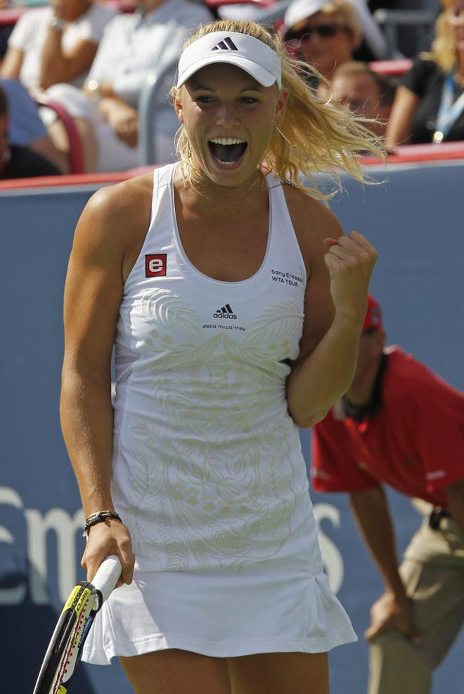 La danesa Caroline Wozniacki celebrando su triunfo en la final del torneo de Montreal ante la rusa Vera Zvonareva.