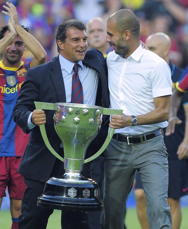 Laporta, ex presidente azulgrana, y Pep Guardiola, se mostraron afecto durante la entrega de la Liga 2009/10 al FC Barcelona.