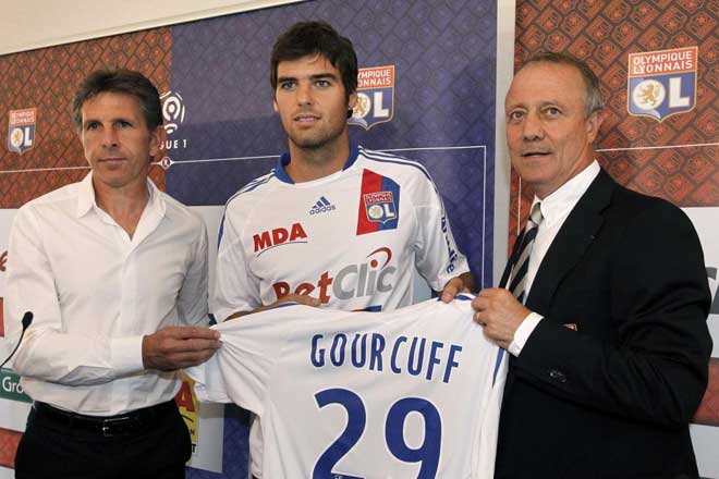 Yoann Gourcuff posa con la camiseta de su nuevo equipo, el Olympique de Lyon. El francs se convirti en el fichaje bomba en el mercado de Ligue 1.