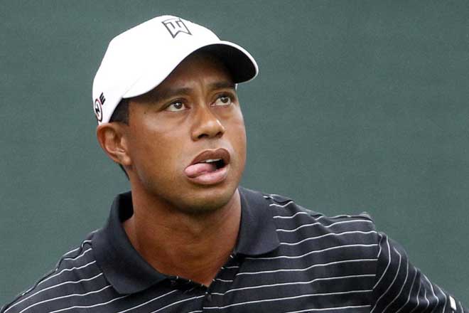 El golfista Tiger Woods observa su golpeo durante la ronda de prctica en el torneo Barclays en Paramus, New Jersey.