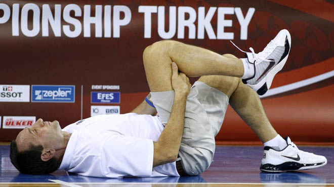 El seleccionador de EE.UU., Mike Krzyzewski, hace ejercicios de estiramiento en una de las sesiones, del combinado norteamericano, previas al inicio del Mundobasket de Turqua, dando ejemplo as a sus jugadores.