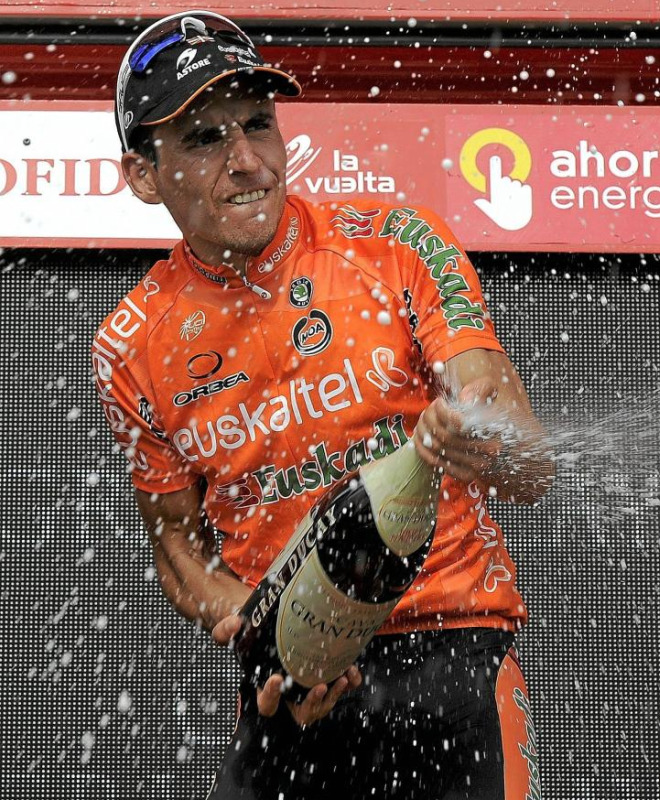 El vizcano se lo pas en grande cuando tuvo que descorchar la botella de champn como vencedor de la etapa.