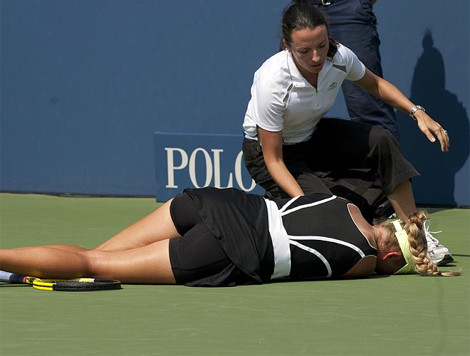 Durante el partido ante Gisela Dulko, Azarenka sufri un golpe de calor y se desplom sobre la pista.