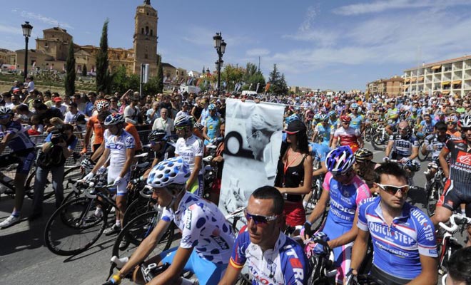 El pelotn de la Vuelta rindi homenaje en la salida al recin fallecido Laurent Fignon, una de las personas que hizo ms grande este deporte.