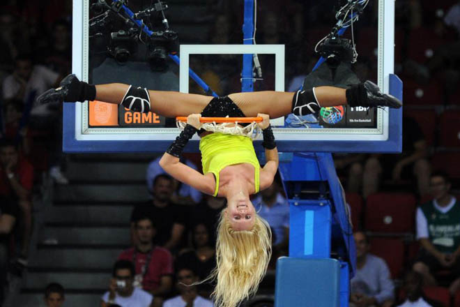 Esta chica se convierte en baln de baloncesto y se mete en la canasta durante uno de los descansos del Serbia-Croacia.