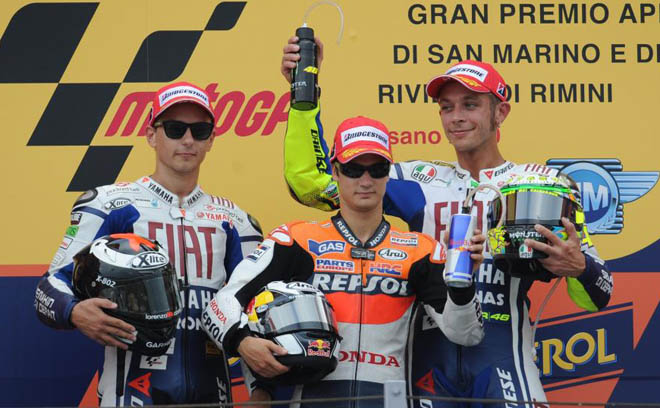 Dani Pedrosa (1), Jorge Lorenzo (2) y Valentino Rossi (3), completan el podio de la categora de Moto GP del Gran Premio de San Marino.