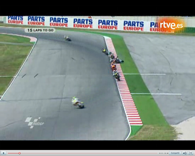 El piloto japonés sale de una curva y enfila una recta. En ese momento pierde el control de su moto y se va al suelo.