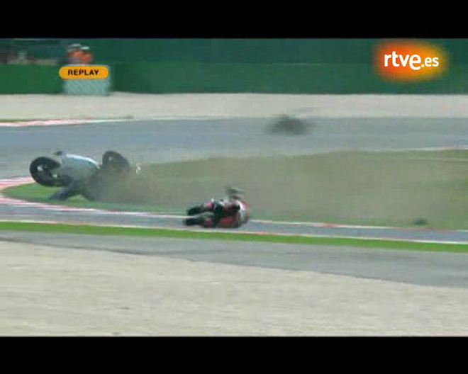 El japons, tras caer de su moto y ser arrollado por los que venan por detrs, da varias vueltas sobre la pista.