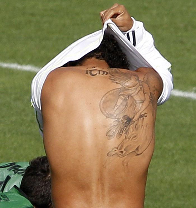 El brasileo se quit la camiseta durante el entrenamiento del Real Madrid y dej a la vista de todos su llamativo tatuaje en la espalda.