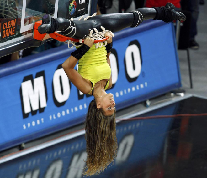 Una valiente cheerleader haciendo acrobacias en el aro durante el partido que enfrent a Argentina con Estados Unidos.