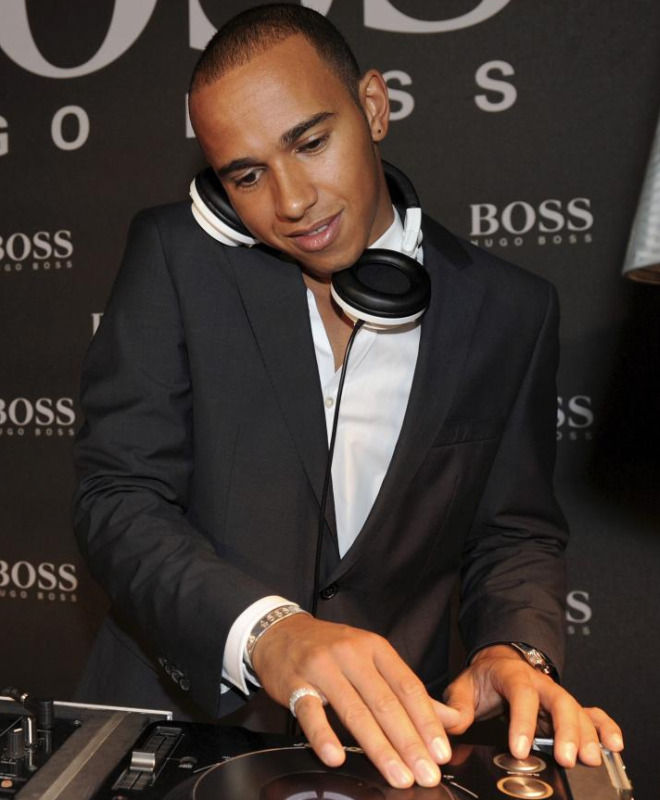 Lewis Hamilton ejerci de DJ en Milan durante un acto promocional de una conocida firma de perfumes.
