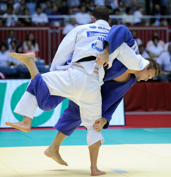 La expedicin espaola todava no ha estrenado su casillero de medallas en los Mundiales de Judo que se celebran estos das en Tokio. En la imagen, el francs Romain Buffet lucha frente al austriaco Max Schirnhofer, vencedor final.