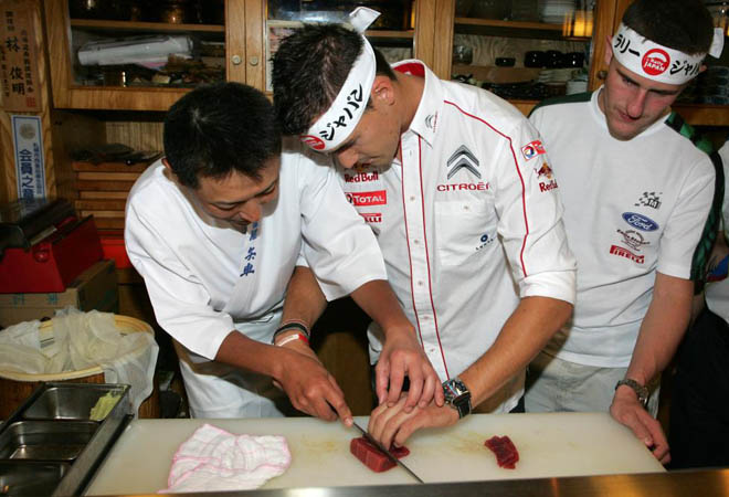 El piloto espaol Dani Sordo, del equipo Citron, y el ingls Matthew Wilson, de Ford Focus RS, aprenden a cocinar comida japonesa, en el mundial de rallies de Japn.
