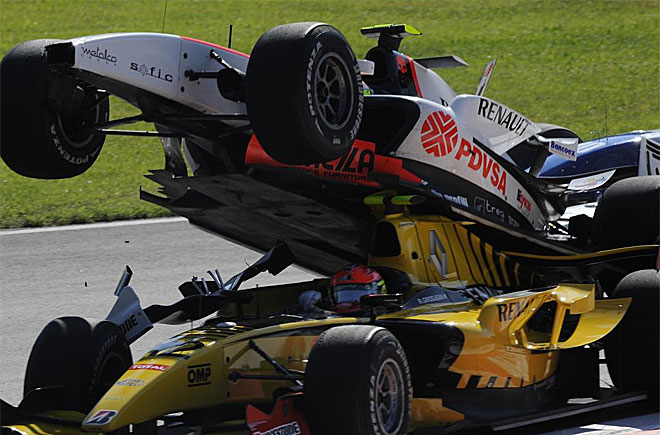 El venezolano Pastor Maldonado vuela por encima de Grosjean en la salida de la primera carrera de la GP2 en Monza.