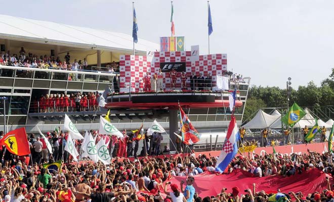 Los aficionados de Ferrari cubrieron de rojo el asfalto de Monzo despus de que Alonso cruzase la lnea de meta en primera posicin.