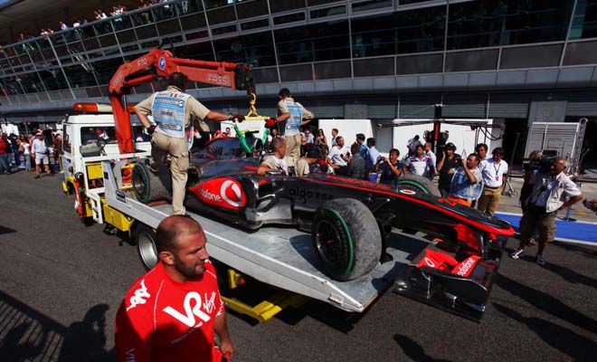 Lewis Hamilton se qued fuera en la primera vuelta tras tocarse con Massa y romper la direccin de su coche.