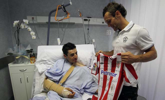 El da despues de su operacin Igor Antn ha recibido una camiseta del Athletic firmada por todos los jugadores de la primera plantillar rojiblanca.