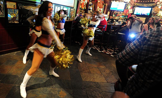 Las cheerleaders de los San Diego Chargers promocionaron el inicio de la NFL en Pekn.