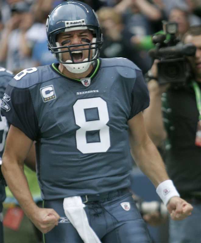 Matt Hasselbeck, quarterback de los Seattle Seahawks, celebra de esta manera una gran jugada de su equipo.