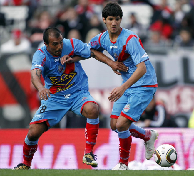 Dos jugadores del mismo equipo intentan hacerse con el control del baln en el partido entre el Arsenal y el River Plate.