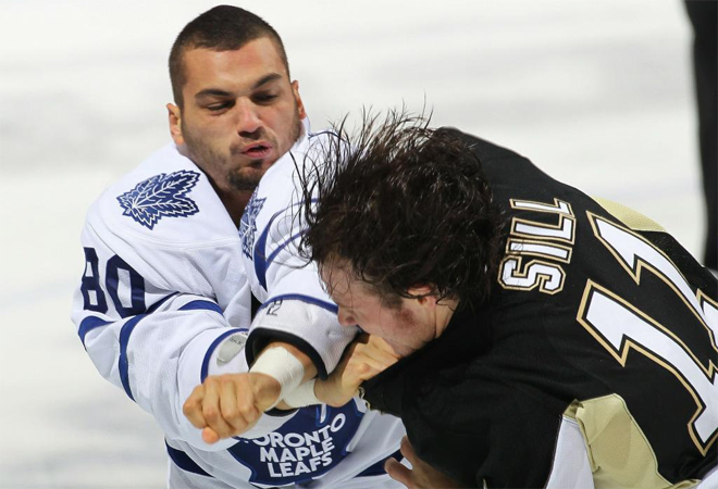 Mike Liambas, de los Toronto Maple Leafs, y Zach Sill, de los Pittsburgh Penguins, decidieron intercambiar mamporros en un partido de la NHL.