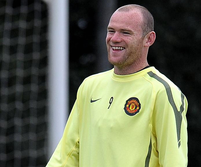 Wayne Rooney no pierde la sonrisa cuando se entrena con el Manchester United aunque su escndalo sexual con una prostituta sigue coleando.