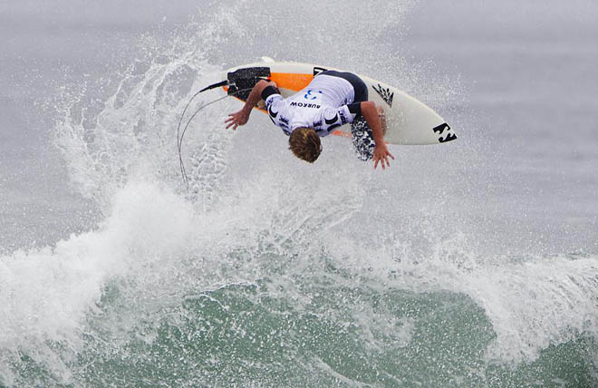 El australiano Taj Burrow compite en la primera ronda en la Hurley Pro Trestles Baja de surf que se est disputando en San Clemente, California.