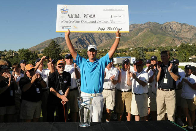Michael Putnam sostiene el cheque de 99.000.00 dlares en el hoyo 18 de la Willow Creek Country Club de golf, despus de ganar el Abierto de Utah.