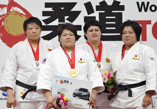 La japonesa Mika Sugimoto (medalla de oro), la china Qin Qian (medalla de plata), y la rusa Tea Donguzashvili y la japonesa Megumi Tachimoto (medallas de bronce) posan con los trofeos, en categora femenina, en el Campeonato del Mundo de Judo de Tokyo.