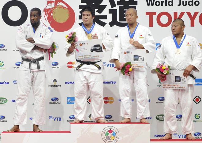 El francs Teddy Riner (medalla de plata), el japons Daiki Kamikawa (medalla de oro) y los japoneses Keiji Suzuki y Hiroki Tachiyama (medallas de bronces), fueron los mejores en categora masculina del Campeonato del Mundo de judo, en Tokyo.