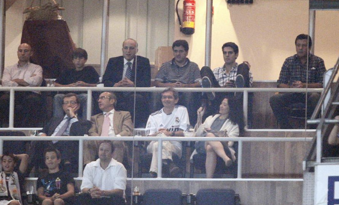 Kaká estuvo en uno de los palcos VIP del Santiago Bernabéu siguiendo las evoluciones de sus compañeros ante el Ajax.