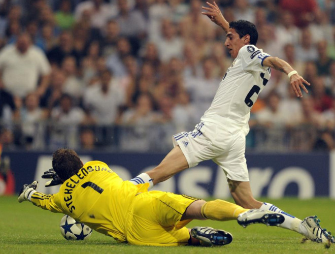 El Real Madrid pidió penalti tras una caída dentro del área de Di María, pero el portero holandés tocó el balón y el colegiado no pitó nada.