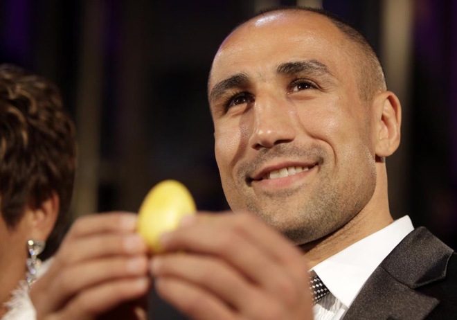 El boxeador alemn Arthur Abraham mostrando un huevo en su llegada a la entrega de premios Goldene Henne.
