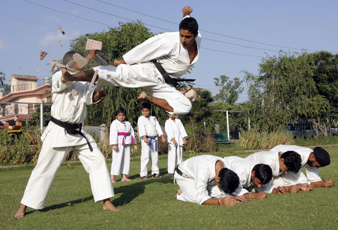 Estudiantes del Tenshinkan Karate institute hacen una demostracin de artes marciales en un parque de Jammu, en India.